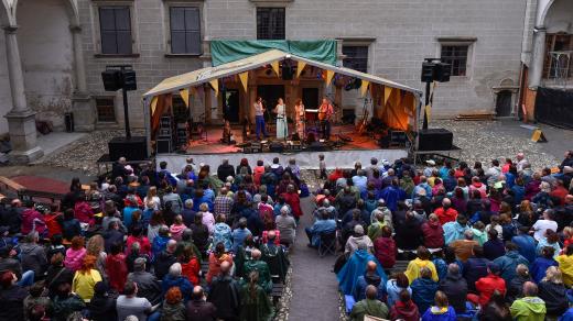Koncert na nádvoří zámku v Telči na multižánrovém festivalu Prázdniny v Telči