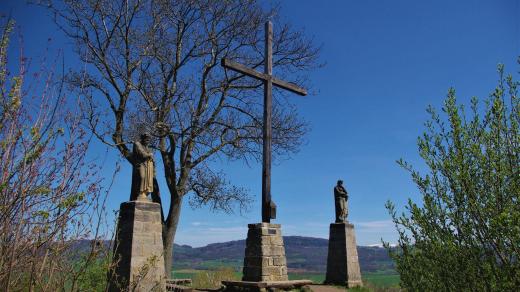 Dřevěný kříž  a sochy sv. Petra a Pavla připomínají na vrchu Brada bitvu prusko-rakouské války roku 1866