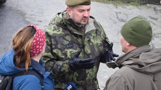 Rostislav Strojvus tlumočící pokyny ukrajinskému vojákovi