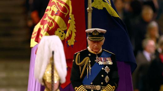 Král Karel III. u rakve své matky Alžběty II. (Britain Royals)