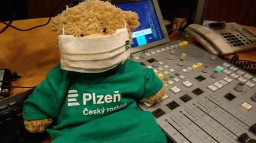 Eda, medvěd rozhlasový - řádný člen našeho rozhlasového týmu. Bez roušky momentálně ani ránu, pečlivě dohlíží na chod vysílání
