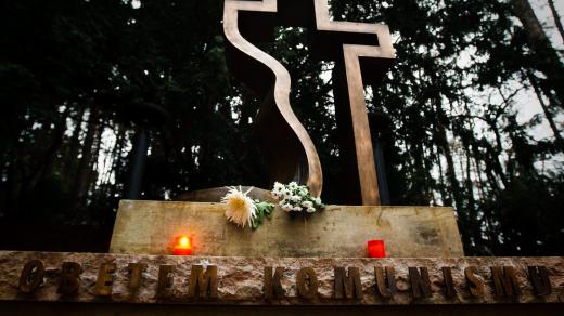 Památník obětem komunismu na hřbitově u Krematoria Motol
