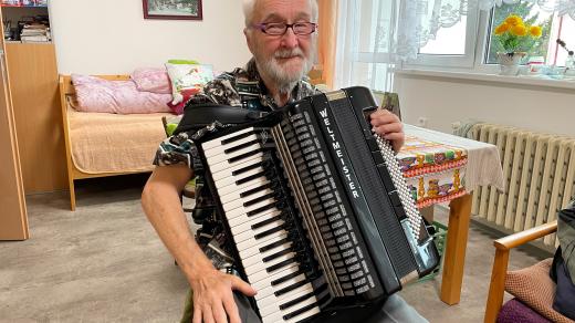 Ježíškova vnoučata: čtyřiaosmdesátiletý pan Jiří je za nový akordeon vděčný a radost dělá i dalším seniorům v domově