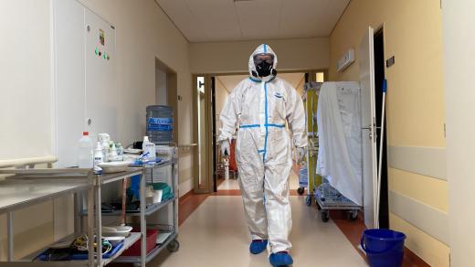 Epidemie koronaviru dorazila z východu na západ Čech