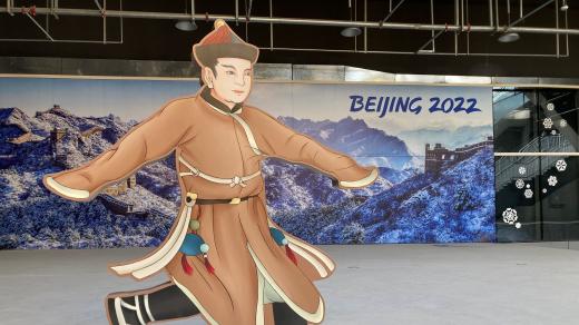 Číňané tvrdí, že účastnící ledových her používali předchůdce dnešních bruslí, ale ve skutečnosti to byly  boty se zahnutou špičkou a mimořádně kluzkou podrážkou