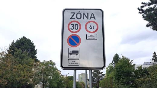 V některých částech Olomouce platí noční zákaz parkování vozidel nad 2,1 tuny