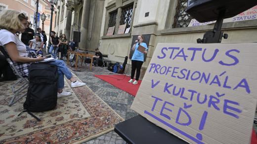 Kulturní profesionálové demonstrovali před ministerstvem kultury v Praze za zavedení statusu umělce a umělkyně do české legislativy, 5. června 2023