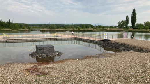 Areál u jezera Matylda v Mostě nabízí nově mola i plavecký bazén na hladině
