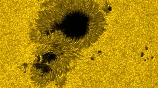 Sluneční skvrny ve viditelném světle na snímku ze slunečního teleskopu Hinode