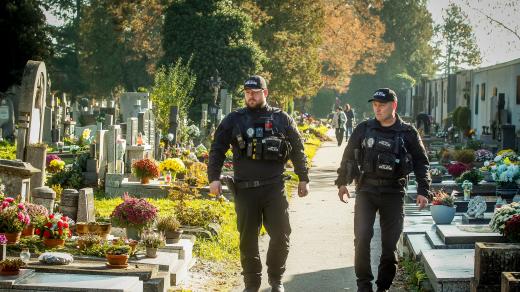Městští strážníci v Českých Budějovicích při kontrole hřbitova
