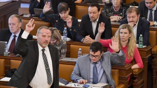Hlasování o novele zákona o církevních restitucích na schůzi Poslanecké sněmovny, vepředu stojící šéf poslaneckého klubu KSČM Pavel Kováčik