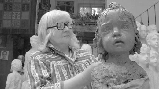 Akademická sochařka Marie Uchytilová - Kučová při práci na pomníku lidických dětí, které byly násilně vyrvány matkám a umučeny německými nacisty v polském Chelmu