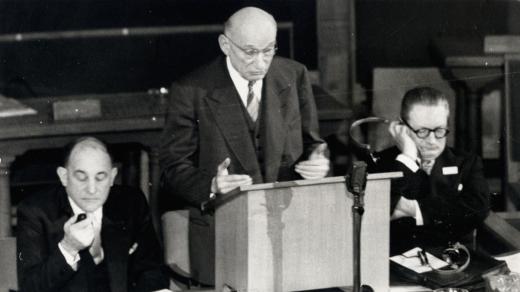 Francouzský ministr zahraničí Robert Schuman (uprostřed).