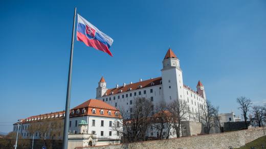 Slovenská vlajka a Bratislavský hrad