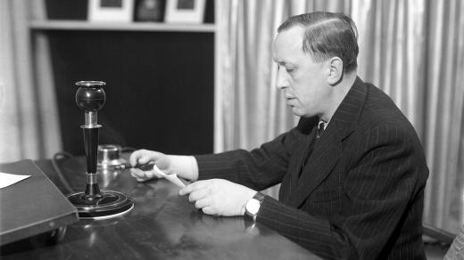 Karel Čapek v rozhlasovém studiu (1938)