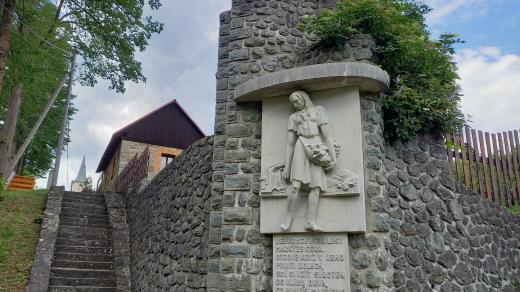 Pomník Maryčky Magdonové ve Starých Hamrech odkazuje k jedné z nejznámějších básní slezského barda