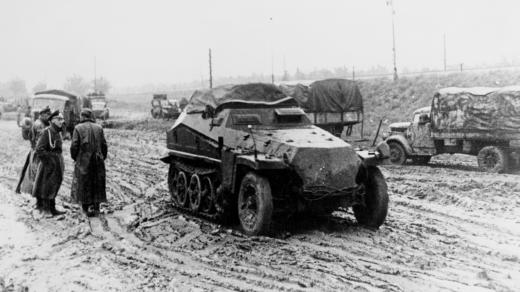 2. světová válka, východní fronta, německá vojenská vozidla na zásobovací silnici (Rollbahn), říjen/listopad 1943 (APC Sdkfz 250)