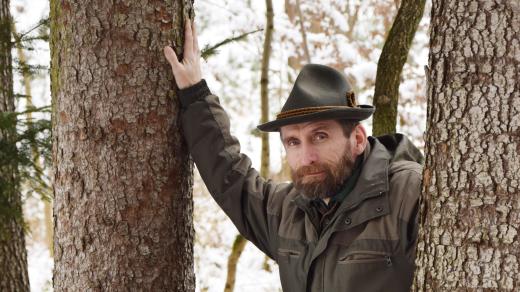 Lesník Pavel starý v lese ve Srubech nedaleko Chocně