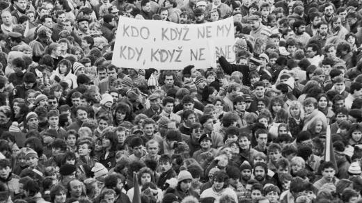 Listopad 1989 v Praze, demonstrace na Letné