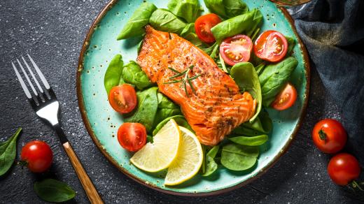 Grilovaný losos, mořská ryba, salát, zelenina, zdravá strava, dieta, ilustrační foto
