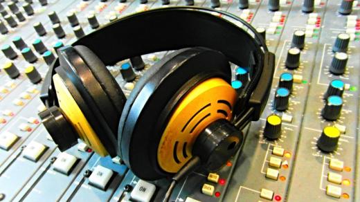 Mixážní pult a rozhlasová sluchátka