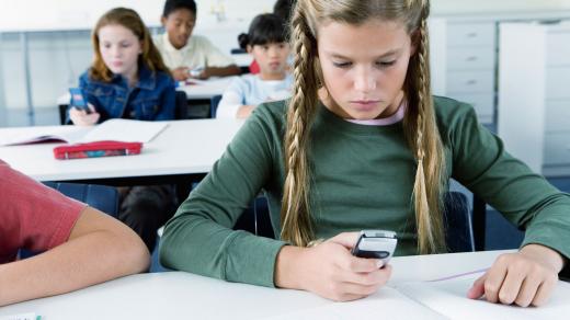 Děti dnes často neodloží mobil ani ve třídě