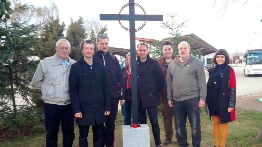 Dobrovolníci v Bechyni vrátili na původní místo takzvaný Červený křížek