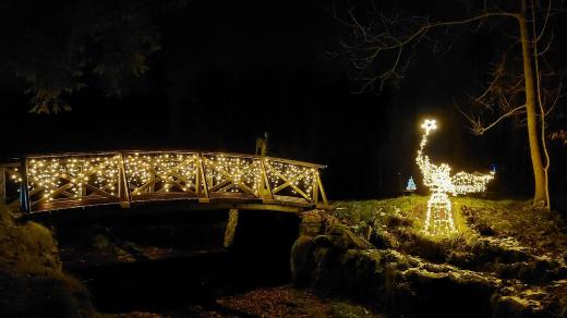 Vánočně osvětlený je i most k rybníku