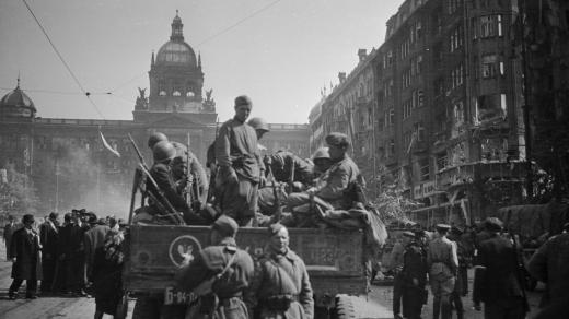 Rudoarmějci na Václavském náměstí 9. května 1945