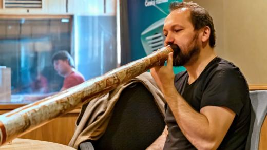 Hráč na didgeridoo Ondřej Smeykal nám ukázal, jak se hraje na tento hudební nástroj 