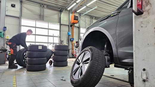 Řidiči už přezouvají auta na letní pneumatiky