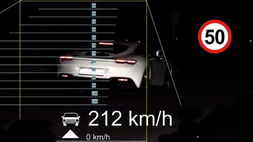 Foto uhánějícího vozu Ferrari z policejního radaru
