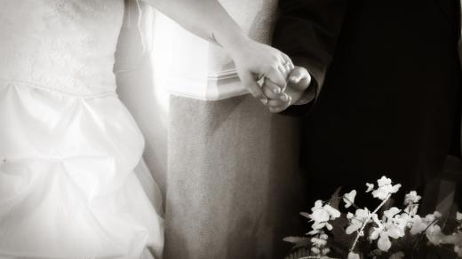 Svatba, ruce, nevěsta, ženich, romantický, láska, retro (ilustrační foto)