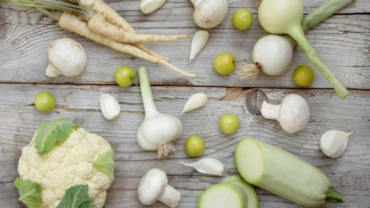 Bílá zelenina, květák, petržel, zampiony, cuketa, česnek, zdravá strava, dieta, ilustrační foto