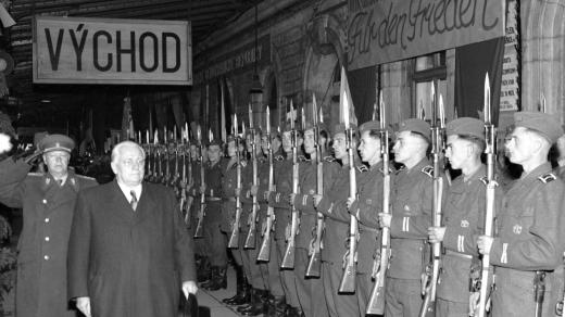 Na pozvání Klementa Gottwalda navštívil Prahu prezident NDR Wilhelm Pieck. Na snímku při přehlídce čestné stráže na Wilsonově nádraží v říjnu 1951