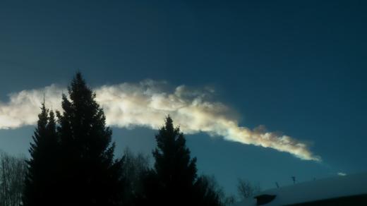 Obloha nad Čeljabinskem po explozi meteoritu v roce 2013