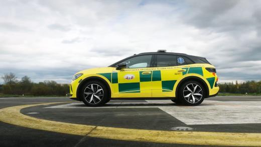 Zdravotnická záchranná služba Královéhradeckého kraje má nový elektromobil, první svého druhu u nás