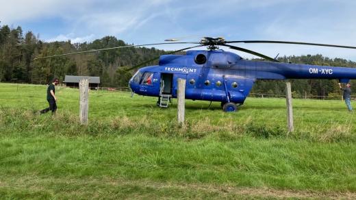Na skalní hrádek Šaunštejn v Českém Švýcarsku dopravil materiál vrtulník