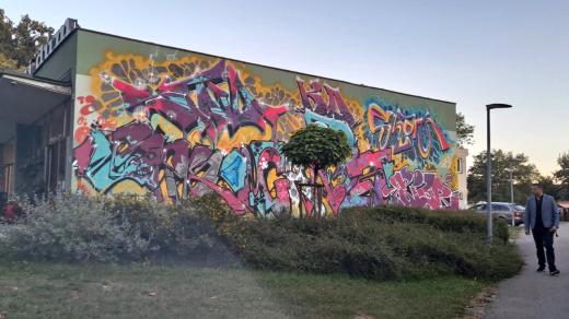 Graffiti na kulturním domě ve Vodňanech