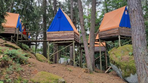 Unikátní tábořiště staví skauti ve skalnatém terénu u Stálkova na Jindřichohradecku