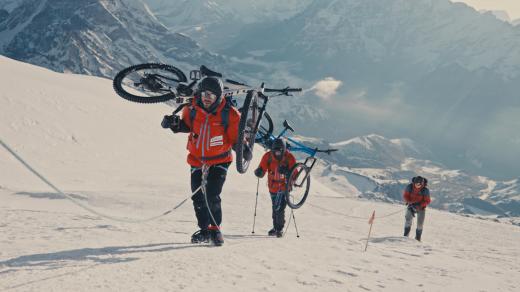 Tomáš Zejda s Ondřejem Novákem jako první na světě úspěšně absolvovali sjezd na horském kole z nejvyššího vrcholku nepálské hory Mera Peak