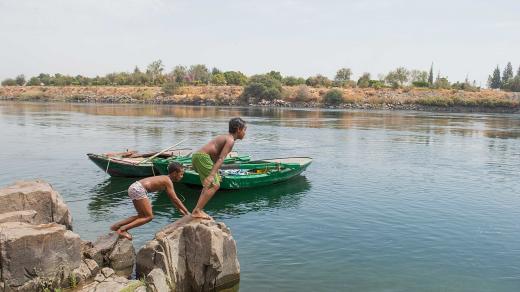Děti skáčou do Nilu