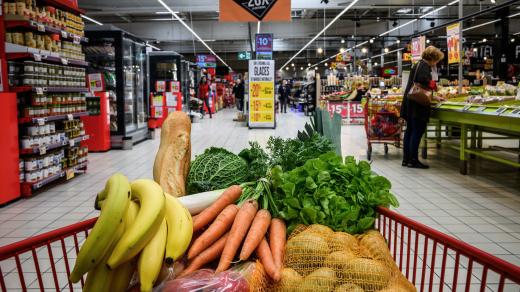 Nákup potravin ve Villefranche-sur-Saone ve střední Francii