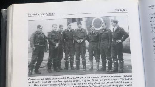 Československá osádka Liberatoru, fotografie knihy Na nebi hrdého Albionu