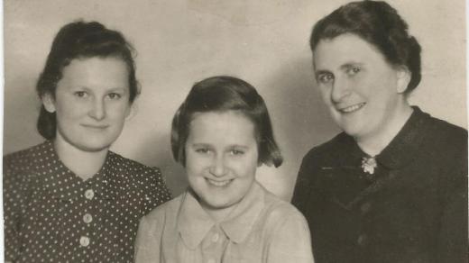Lydie Tischlerová spolu s maminkou a sestrou (1939)
