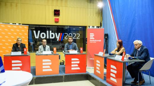 Účastníci třetí předvolební debaty ke komunálním volbám v Praze. Zleva: Jiřina Niké Hájek, Tomáš Štampach, Adam Hanka, Tereza Urzová, František Laudát