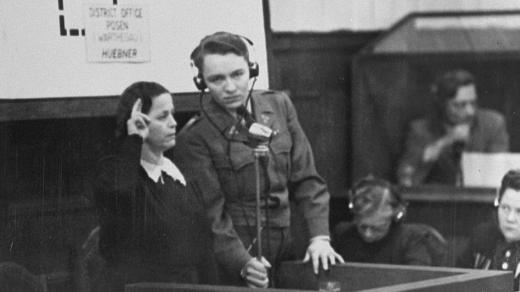 Svědkyně vypovídá o masakru v Lidicícj během poválečného procesu