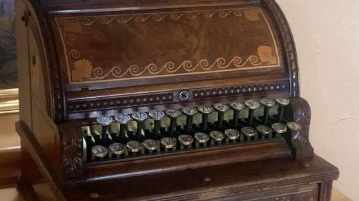 Dřevěná pokladna National, nejstarší ve sbírce P. Follricha,1889