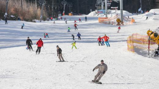 Lyžování ve skiareálu Monínec, sjezdovka, lyžaři, zima