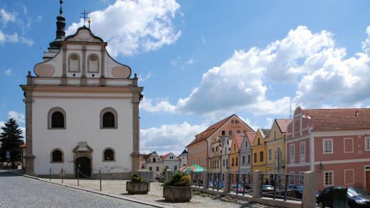 Horšovský Týn, kostel sv. Petra a Pavla, vpravo měšťanské domy
